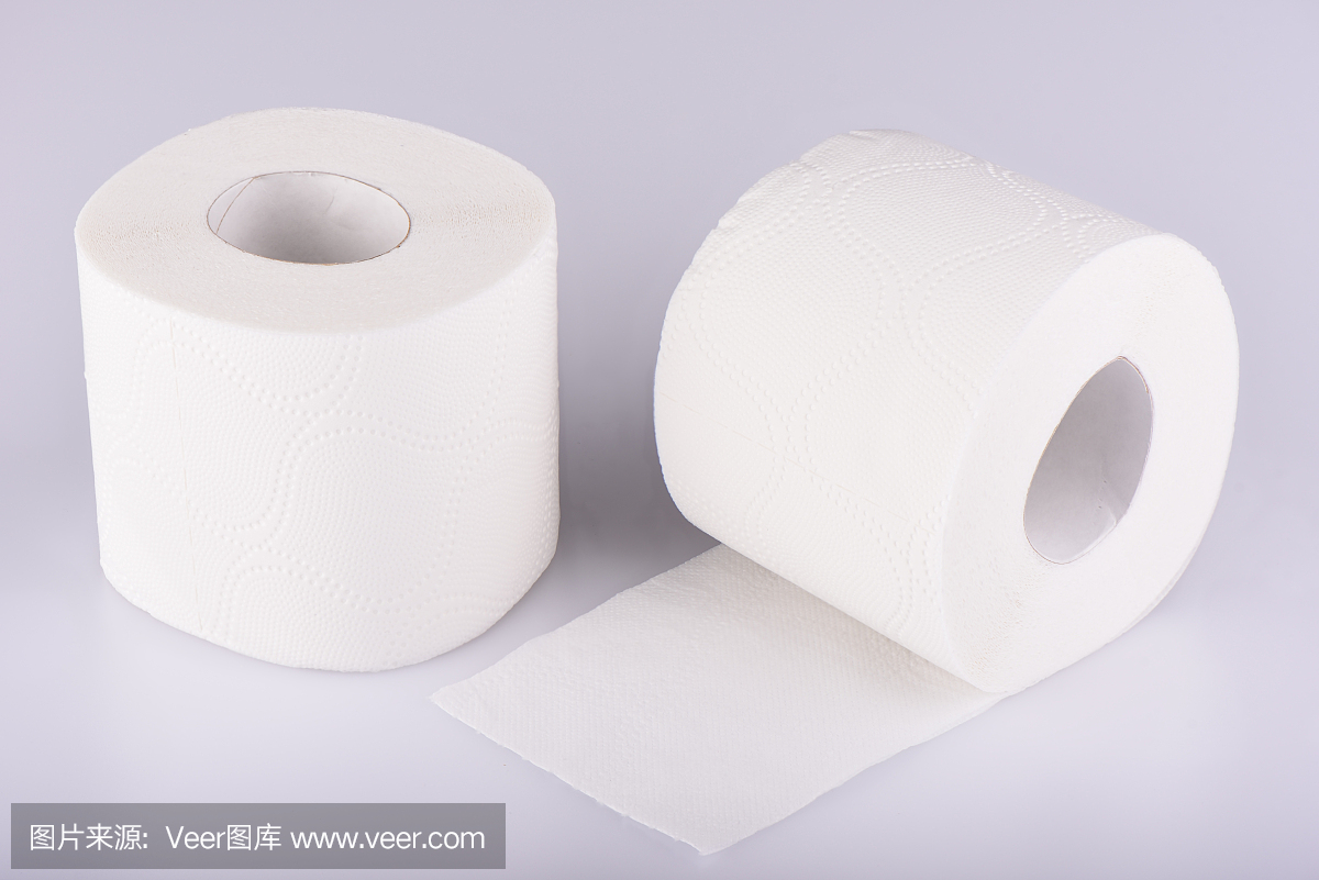 两卷白色卫生纸隔离。用于卫生和卫生目的的纸制品。